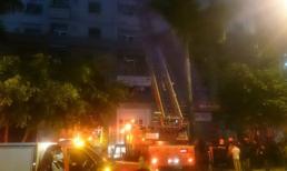 Bắc thang cứu người mắc kẹt ở chung cư cháy lớn