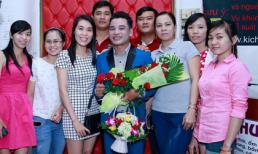 Ca sĩ Khang Chấn Thi hạnh phúc trong vòng vây người hâm mộ