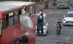 Ảnh cưới 'bá đạo' trên xe bus khiến dân mạng 'phát sốt'