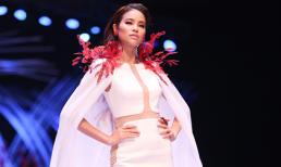 Phạm Hương tự tin làm vedette trên sàn catwalk