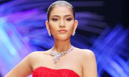 Trương Thị May diện trang sức 3 tỷ đồng làm vedette