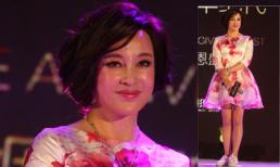 U60 Lưu Hiểu Khánh mặt bóng nhẫy, mặc váy hoa lòe loẹt