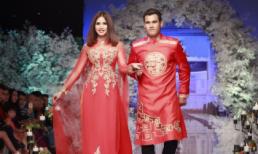 Cầu thủ Phan Thanh Bình 'đổi nghề' đi diễn thời trang cùng vợ