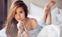 Đông Nhi hững hờ khoe vai trần gợi cảm