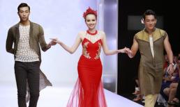 Hoa hậu Diễm Hương được trai đẹp 'chăm sóc' cẩn thận trên sàn diễn