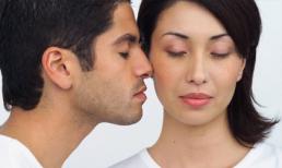 Phải chăng vợ sợ tôi nhìn thấy dấu vết người đàn ông kia để lại? 