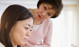 Sốc nặng khi nhìn thấy cảnh mẹ chồng ôm hôn trai trẻ trong nhà