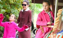 Suri Cruise mặc áo hồng rực đi chơi công viên với mẹ