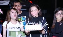 Giang Hồng Ngọc được fan tổ chức sinh nhật giữa sân bay