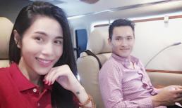 Vợ chồng Thủy Tiên ngồi xế sang đón con đi học về