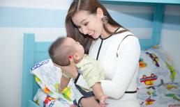 Lã Thanh Huyền trổ tài cưng nựng con trai Thái Thùy Linh