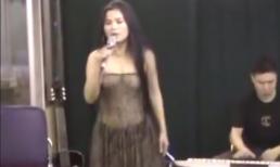 Dân mạng phát sốt với clip cô gái 'mặc như không' hát