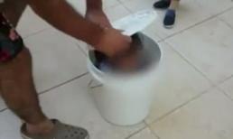 Phẫn nộ người cha nhét con vào xô nhựa, dọa mang đến hàng thịt