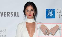 Selena Gomez diện váy gợi cảm khoe nhẫn kim cương to 'đồ sộ'