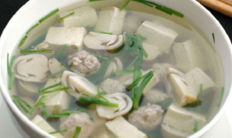 Thịt kho mắm ruốc, canh hẹ nấu đậu hút cơm ngày lạnh