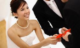 Sau đám cưới, vợ lén lút ôm tiền mừng đi trả nợ cho mẹ đẻ