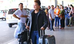 Cao Thái Sơn khệ nệ hành lý lẻ bóng ở sân bay