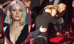 Minh tinh đắt giá nhất thế giới 'vồ ếch' trên thảm đỏ