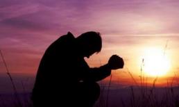 Bí mật đằng sau những bó hoa lạ trên mộ vợ trẻ mới mất của tôi