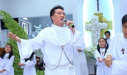 Đàm Vĩnh Hưng mặc áo dòng hát giữa nhà thờ