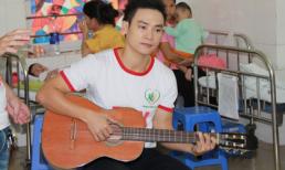 Duy Khoa tự đánh đàn hát cho bệnh nhi ở Viện tim
