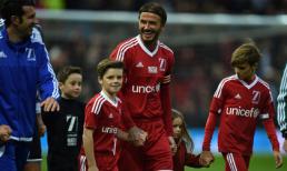 David Beckham vui vẻ ra sân đá bóng cùng các con 