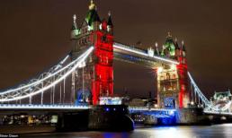 Hình ảnh thế giới hướng về nước Pháp đầy cảm động sau vụ khủng bố kinh hoàng