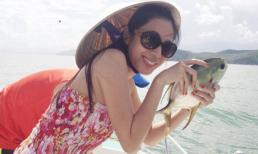 Vợ chồng Thủy Tiên - Công Vinh bình dị đi thả cá phóng sinh