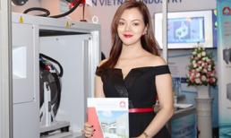 Á hậu Ruby Anh Phạm cá tính và phong cách khi tham dự sự kiện triển lãm