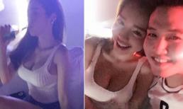 Elly Trần ăn vận gợi cảm khoe vòng một 'khủng' bên 'trai lạ'