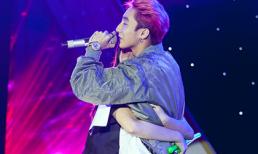 Fan cuồng chạy lên sân khấu ôm chặt Sơn Tùng M-TP 