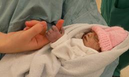 Bé gái sơ sinh sống 74 phút hiến nội tạng gây xúc động mạnh