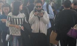 Triệu Vy mặc xuề xòa, luộm thuộm ở sân bay