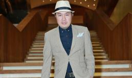 Bầu Hoà diện veston đậm chất công tử tham dự sự kiện