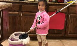 Con gái Hồng Ngọc đảm đang giúp mẹ lau nhà