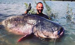 Bắt được 'thủy quái' cá da trơn khổng lồ nặng 120 kg