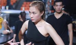 Mỹ Tâm diện đầm lệch vai, tóc thắt bím đi tập nhảy