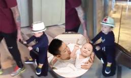 Tuấn Hưng kéo con trai trên vali ở sân bay