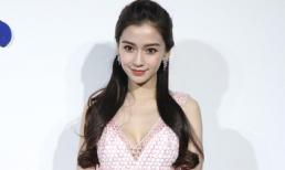 Angela Baby khoe vòng một lấp ló với váy xẻ sâu