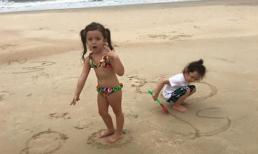 Cặp song sinh của Hồng Nhung đáng yêu khi chơi trên bãi biển