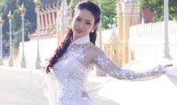 Á hậu Phạm Hoàng Yến tung bay áo dài Việt bên Vương Quốc Chùa Tháp