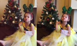 Con gái Phạm Quỳnh Anh điệu đà tạo dáng bên cây thông Noel