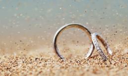 Vứt nhẫn cầu hôn khi nhìn thấy bạn gái đang lên giường cùng người khác