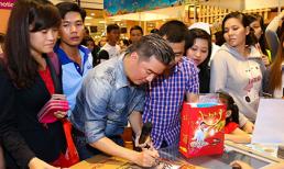 Khán giả vây kín xin chữ kí Đàm Vĩnh Hưng dịp cuối năm