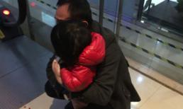 Bé gái kẹt ngón tay trong thang cuốn trung tâm thương mại