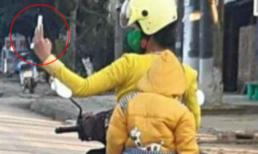 Dân mạng bức xúc với hình ảnh mẹ vừa đèo con vừa 'tự sướng'