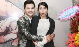 Khổng Tú Quỳnh đứng hình khi bị 'trai đẹp' ôm chặt cứng