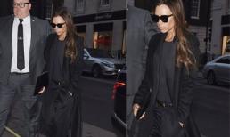 Victoria Beckham lộ thân hình thẳng đuột vì trang phục rộng