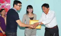 Diễn viên Hoàng Phúc 'đội nắng' cùng vợ về quê làm từ thiện