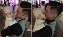 Phan Hiển tình cảm hôn con trai trên phố